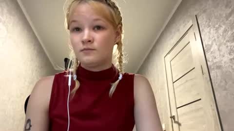 Snapshot of arianawarmington chatting on 07-28-26, 02:13 Kira online show from 07-28-26, 02:13