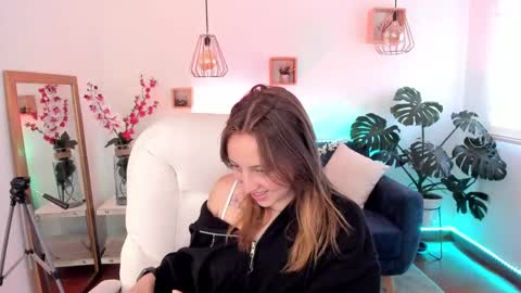 Snapshot of arii_1010_ chatting on 12-17-24, 07:48 Ari online show from 12-17-24, 07:48