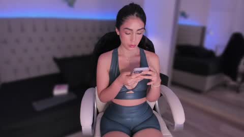 Snapshot of arikohler chatting on 12-26-24, 07:05 AriKohler online show from 12-26-24, 07:05