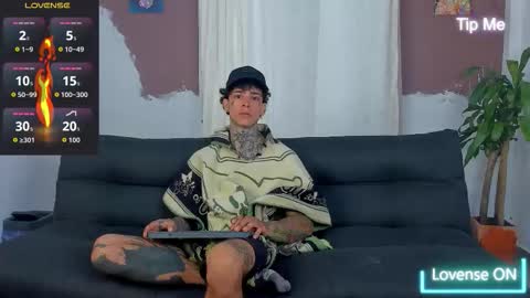 Snapshot of aron_ford chatting on 10-10-25, 01:32 Aron ford online show from 10-10-25, 01:32