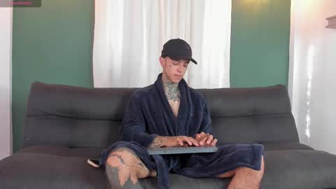 Snapshot of aron_ford chatting on 11-21-25, 01:10 Aron ford online show from 11-21-25, 01:10