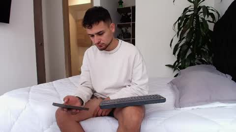 Snapshot of aron_santoro1 chatting on 04-29-26, 02:32 Aron Santoro online show from 04-29-26, 02:32