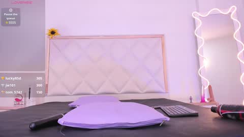 Snapshot of aron_tay chatting on 12-24-24, 12:44  your aron  online show from 12-24-24, 12:44