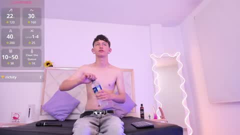 Snapshot of aron_tay chatting on 01-03-25, 07:27  your aron  online show from 01-03-25, 07:27