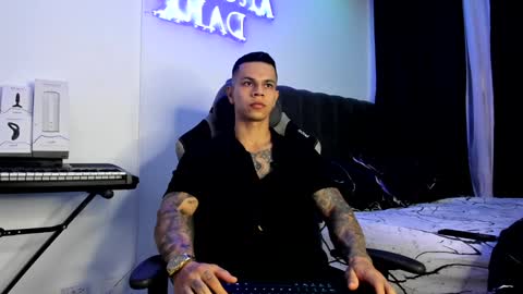 Snapshot of arondark chatting on 01-25-25, 10:39 DarkMaster online show from 01-25-25, 10:39