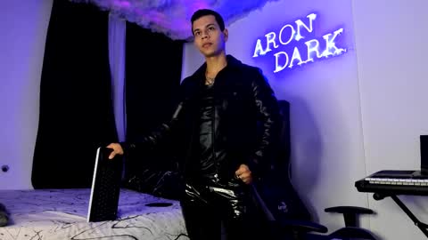 Snapshot of arondark chatting on 02-14-25, 11:21 DarkMaster online show from 02-14-25, 11:21
