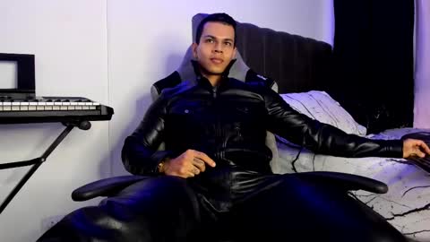 Snapshot of arondark chatting on 02-15-25, 02:33 DarkMaster online show from 02-15-25, 02:33