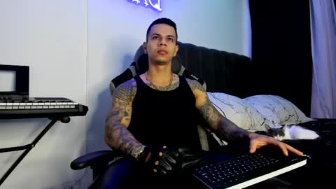Snapshot of arondark chatting on 02-22-25, 12:29 DarkMaster online show from 02-22-25, 12:29