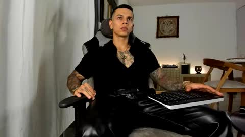 Snapshot of arondark chatting on 09-16-25, 11:50 DarkMaster online show from 09-16-25, 11:50