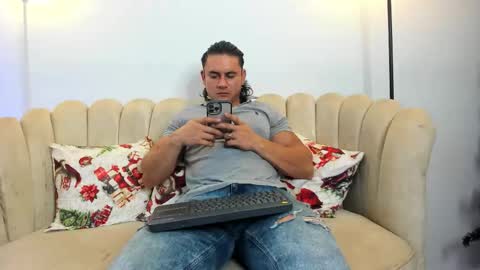 Snapshot of aroon_connor chatting on 11-28-25, 10:34 online show from 11-28-25, 10:34