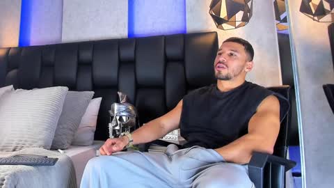 Snapshot of arthurlam chatting on 01-12-25, 10:43 Arthur online show from 01-12-25, 10:43