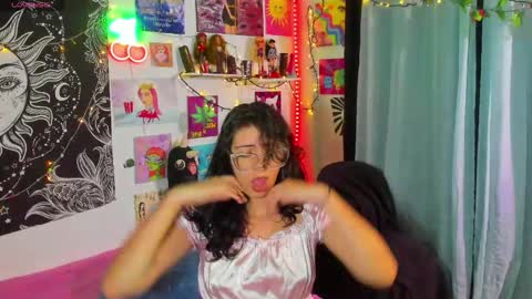 Snapshot of artsycherry chatting on 05-07-26, 01:55 Isabella Cherry online show from 05-07-26, 01:55