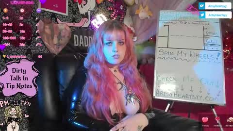 ArtsyHeartsyy online show from 11-18-25, 01:33