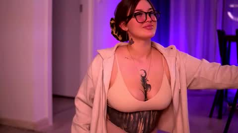 Lunaa  online show from 10-23-25, 06:39