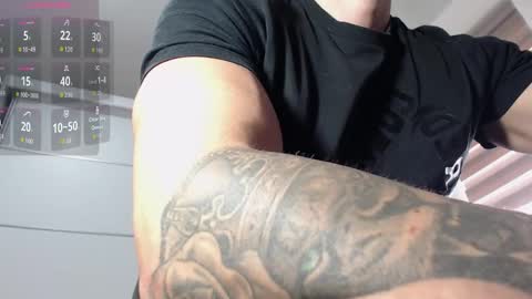 Snapshot of aryanaian1 chatting on 10-18-25, 11:33 AryanAian1 online show from 10-18-25, 11:33