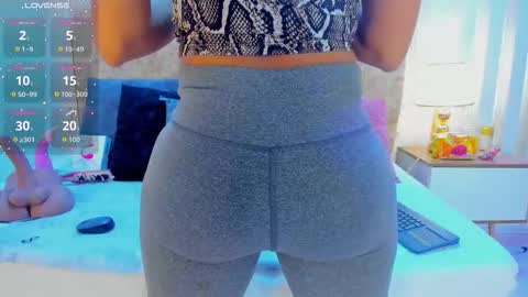 Snapshot of ashley__foxx_ chatting on 11-12-25, 01:44 ashley online show from 11-12-25, 01:44