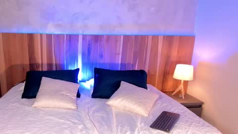 Ashley Santoss online show from 09-11-25, 05:40