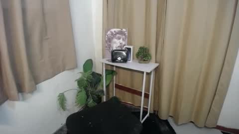 Snapshot of astraea_xxx chatting on 01-24-25, 11:23 Anna online show from 01-24-25, 11:23