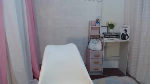 Snapshot of astraea_xxx chatting on 02-14-25, 06:19 Anna online show from 02-14-25, 06:19