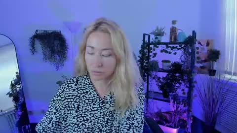 astramonroe online show from 06-08-26, 10:04