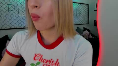 Snapshot of atenea_klett_ chatting on 02-04-25, 01:06 ATENEA online show from 02-04-25, 01:06
