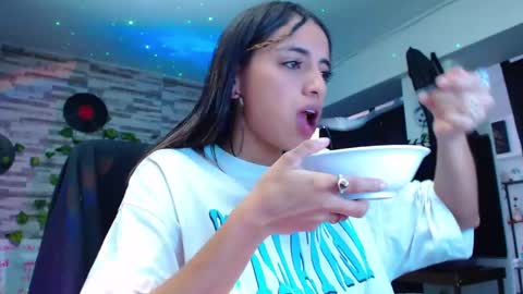 Snapshot of ateneasairce chatting on 01-19-25, 02:06 Atenea online show from 01-19-25, 02:06