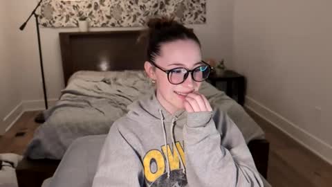 Snapshot of audreyjones03 chatting on 02-18-25, 12:37 Miss Audrey online show from 02-18-25, 12:37