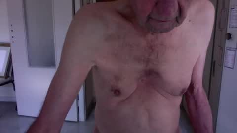 Snapshot of auguste061400 chatting on 01-10-25, 09:44 auguste061400 online show from 01-10-25, 09:44