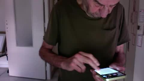 Snapshot of auguste061400 chatting on 02-10-25, 09:04 auguste061400 online show from 02-10-25, 09:04