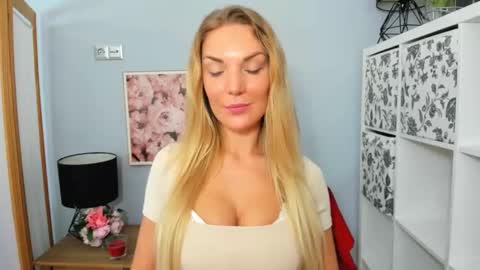 Snapshot of aullorasensual chatting on 02-09-25, 09:37 AulloraSensual online show from 02-09-25, 09:37