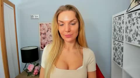 Snapshot of aullorasensual chatting on 02-15-25, 06:23 AulloraSensual online show from 02-15-25, 06:23