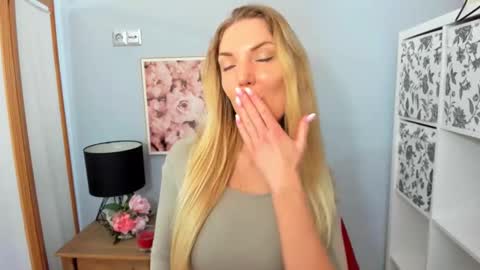 Snapshot of aullorasensual chatting on 02-16-25, 06:21 AulloraSensual online show from 02-16-25, 06:21