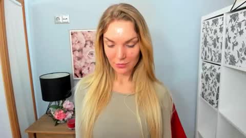 Snapshot of aullorasensual chatting on 02-16-25, 09:26 AulloraSensual online show from 02-16-25, 09:26