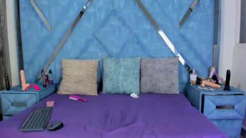 Monii Yi online show from 11-18-25, 05:01