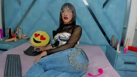 Monii Yi online show from 06-18-26, 03:29