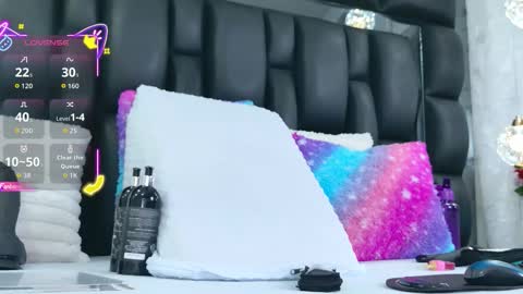 Snapshot of auraross chatting on 12-13-25, 07:53 Aura online show from 12-13-25, 07:53