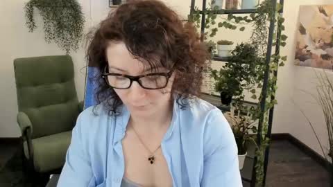 Aurelia online show from 05-18-26, 01:35