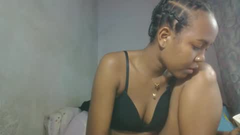 Snapshot of aurelie08 chatting on 05-25-26, 01:00 aurelie08 online show from 05-25-26, 01:00