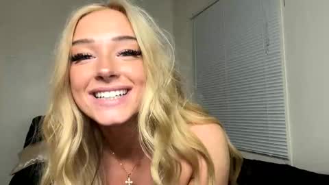 Snapshot of auriamist chatting on 05-15-26, 05:25 auriamist online show from 05-15-26, 05:25