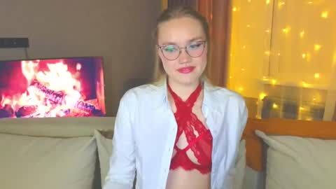 Snapshot of aurora_golden chatting on 12-14-24, 04:42 Kate online show from 12-14-24, 04:42