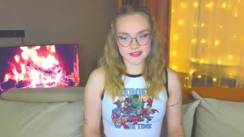 Snapshot of aurora_golden chatting on 12-16-24, 04:38 Kate online show from 12-16-24, 04:38