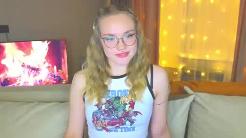 Snapshot of aurora_golden chatting on 12-16-24, 07:43 Kate online show from 12-16-24, 07:43