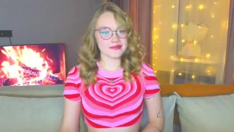 Snapshot of aurora_golden chatting on 12-19-24, 04:13 Kate online show from 12-19-24, 04:13