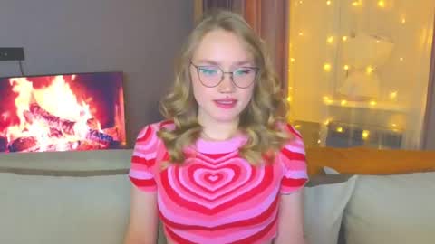 Snapshot of aurora_golden chatting on 12-19-24, 07:18 Kate online show from 12-19-24, 07:18