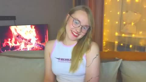 Snapshot of aurora_golden chatting on 12-21-24, 07:06 Kate online show from 12-21-24, 07:06