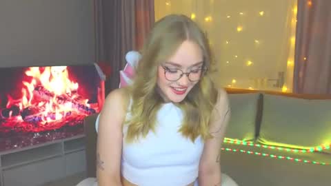 Snapshot of aurora_golden chatting on 01-05-25, 04:16 Kate online show from 01-05-25, 04:16