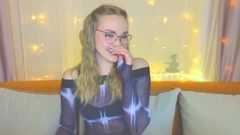 Snapshot of aurora_golden chatting on 02-12-25, 04:00 Kate online show from 02-12-25, 04:00