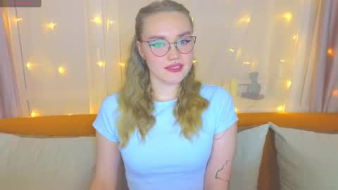 Snapshot of aurora_golden chatting on 02-25-25, 06:53 Kate online show from 02-25-25, 06:53