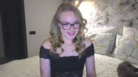 Snapshot of aurora_golden chatting on 09-28-25, 07:52 Kate online show from 09-28-25, 07:52
