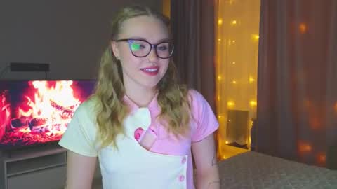 Snapshot of aurora_golden chatting on 10-11-25, 07:01 Kate online show from 10-11-25, 07:01